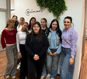 VISITA AL CENTRO ESTETICO "BALMAR&Igrave;": LE ALLIEVE DELLA I ESTETISTA MEDICO A LEZIONE DI UNGHIE E CURA DELLE MANI