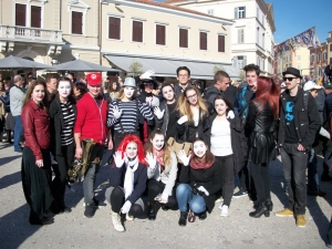 Sfilata carnevalesca in piazza