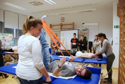 Alunni della SE "Juraj Dobrila" in visita al laboratorio dei fisioterapisti